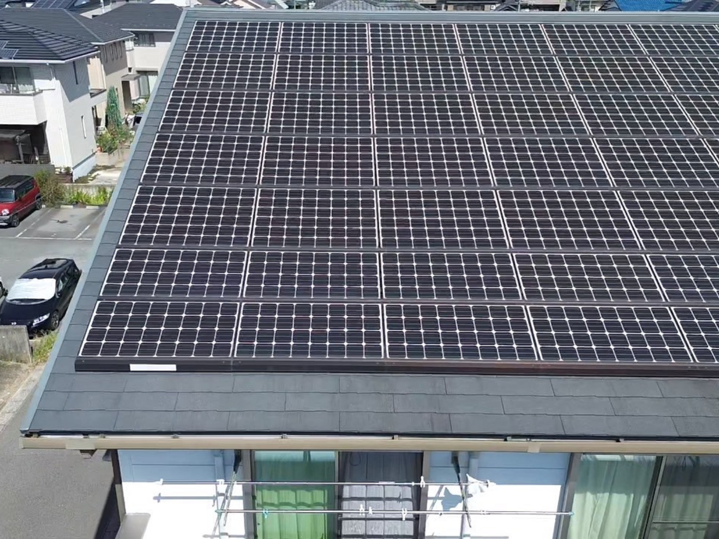 屋根塗装 施工前 スレート 色褪せ コロニアル スレート屋根太陽光パネル