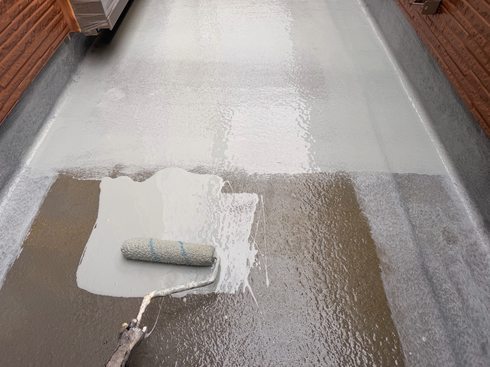 防水工事 バルコニー防水 ベランダ防水 ウレタン塗膜防水 ウレタン1層目 施工中