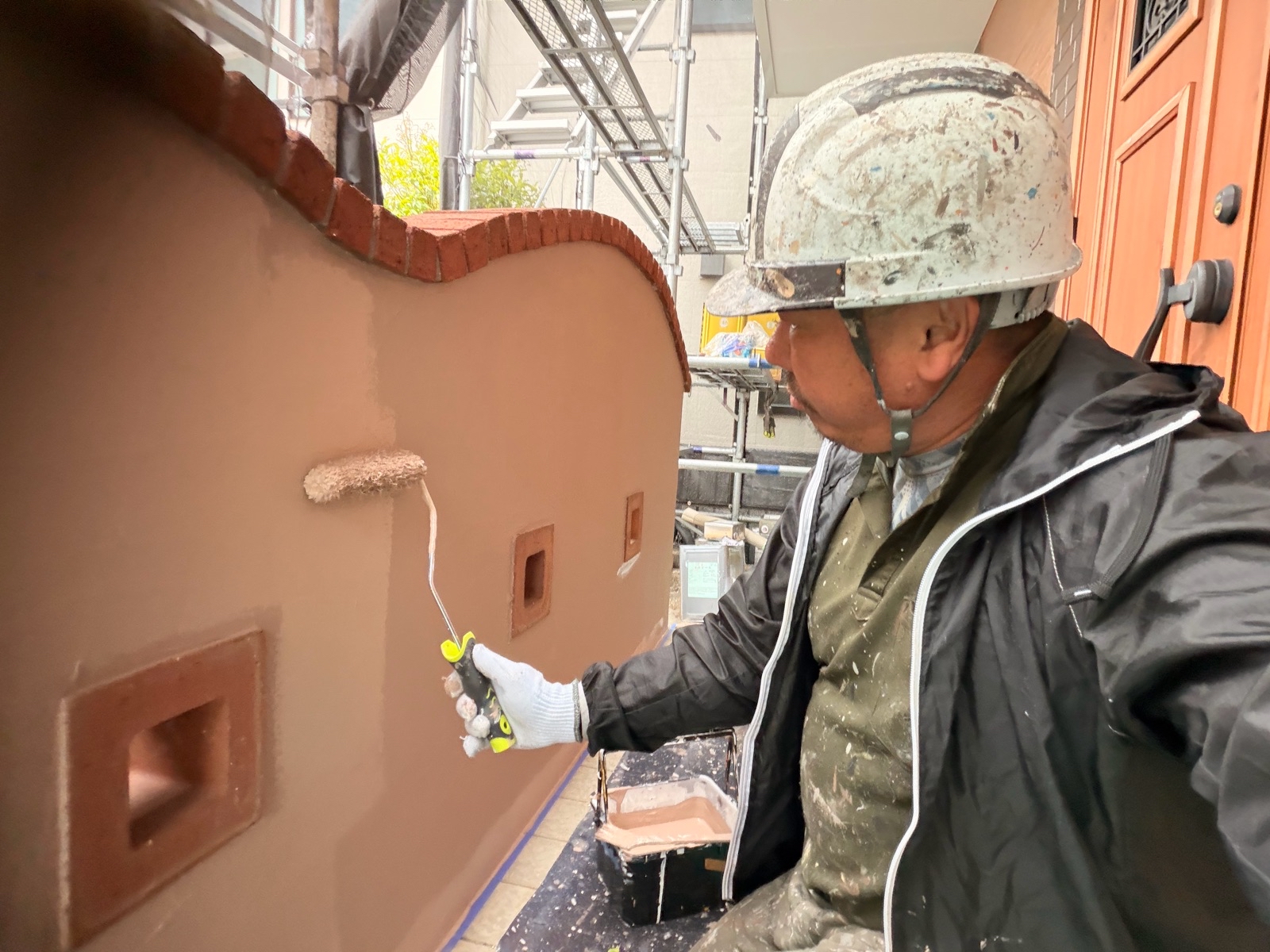 擁壁塗装　外構塗装　上塗り　施工中