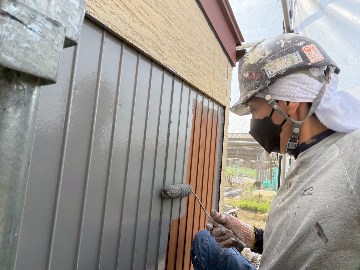 外壁塗装 トタン 下塗り 施工中