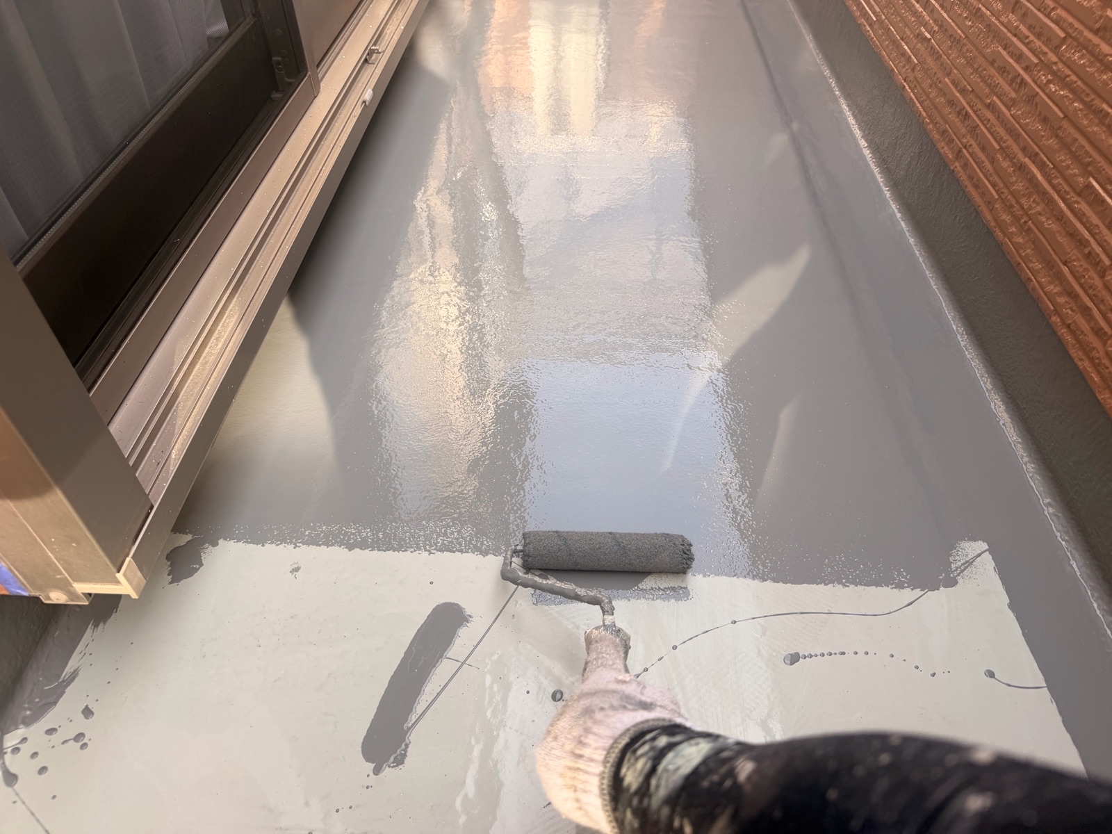 防水工事 ベランダ防水 バルコニー防水 ウレタン塗膜防水 トップコート 施工中