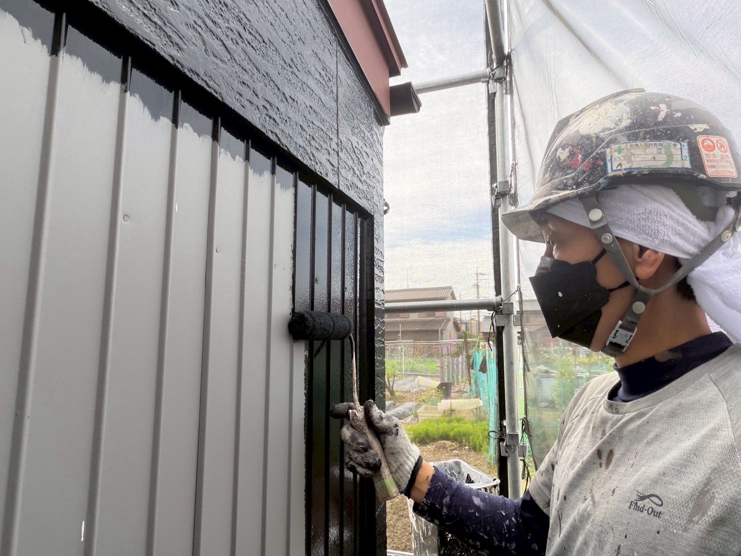 外壁塗装 トタン 中塗り 施工中