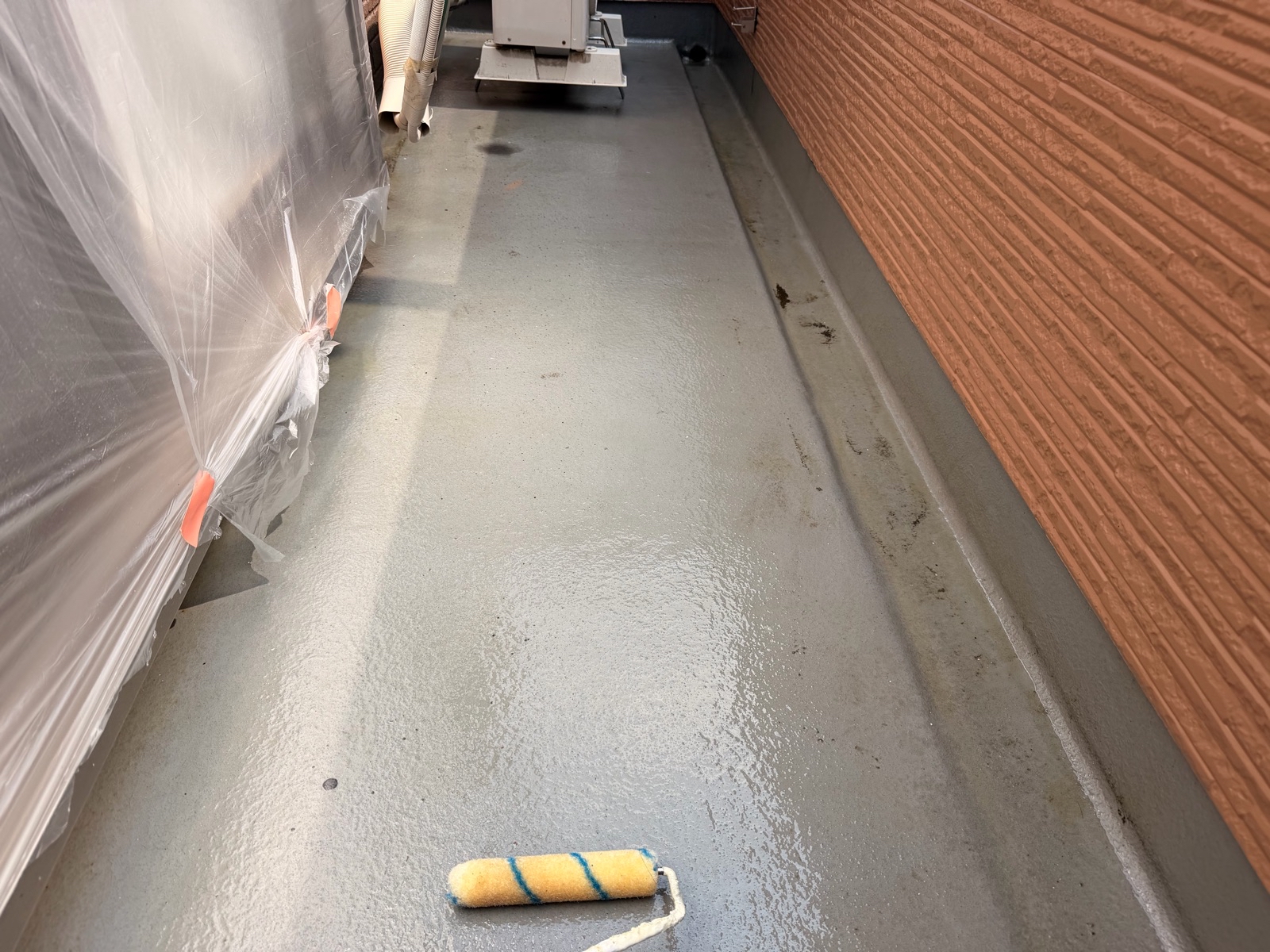 防水工事 バルコニー防水 ベランダ防水 プライマー 施工中 ウレタン塗膜防水