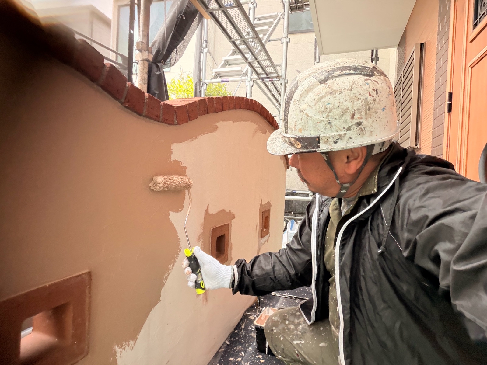 擁壁塗装　外構塗装　中塗り　施工中