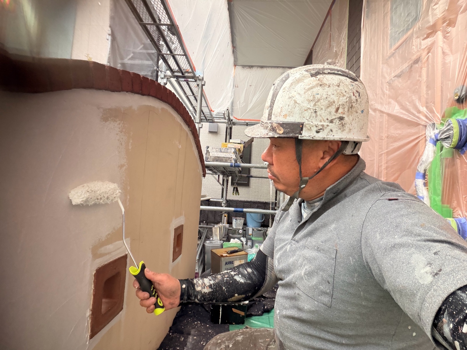 擁壁塗装　外構塗装　門柱塗装　下塗り　施工中