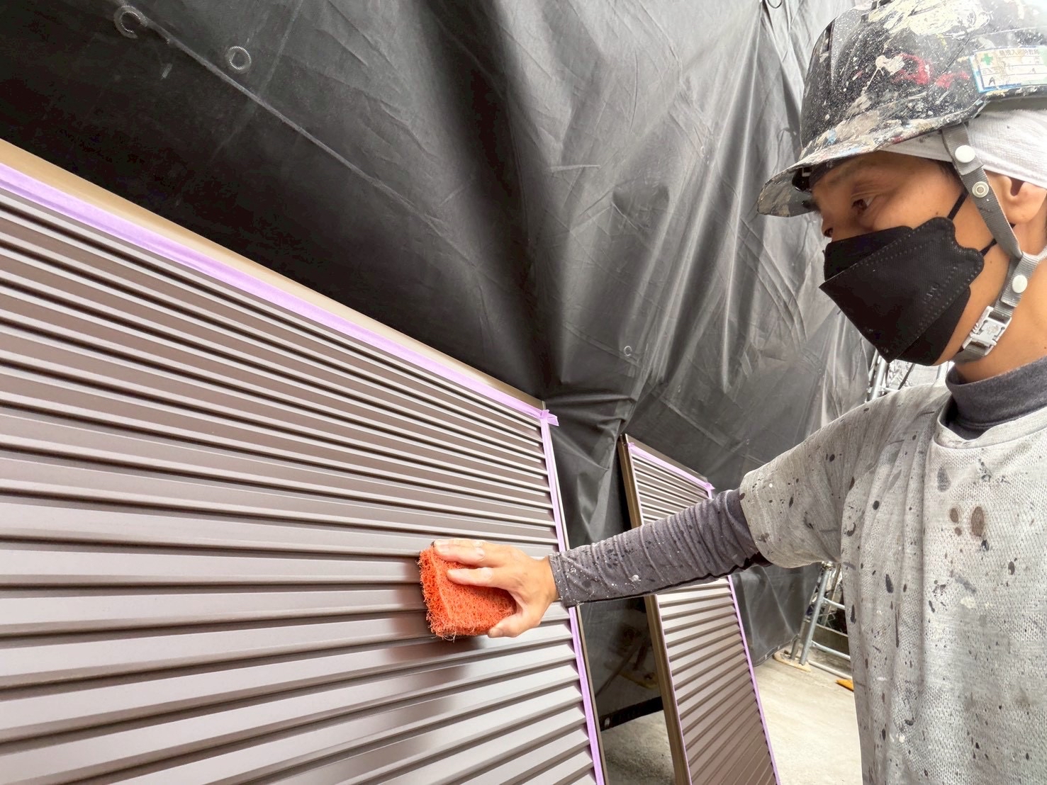 雨戸塗装 ケレン 下地処理 施工中