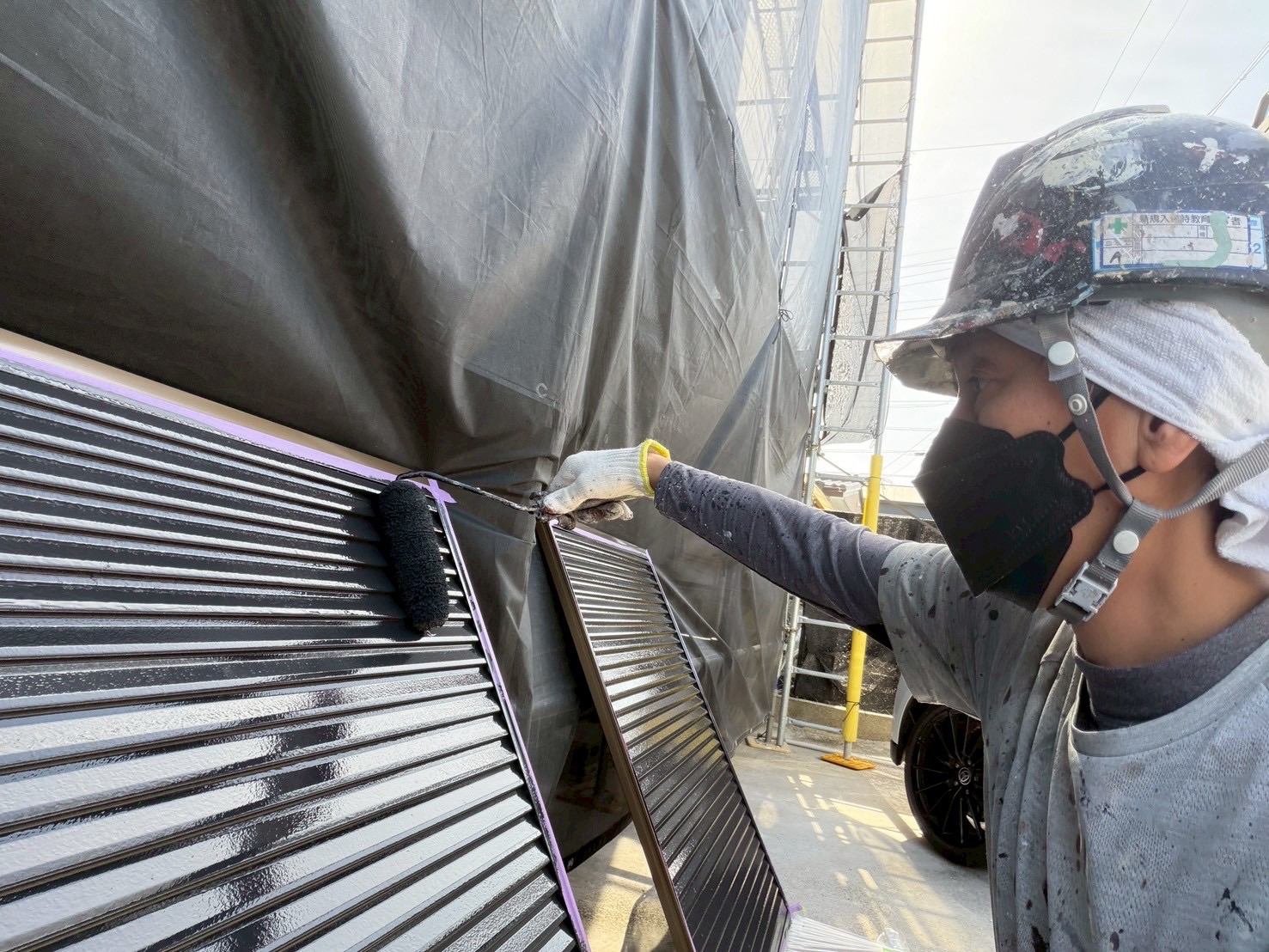 雨戸塗装 2回塗り 上塗り 施工中