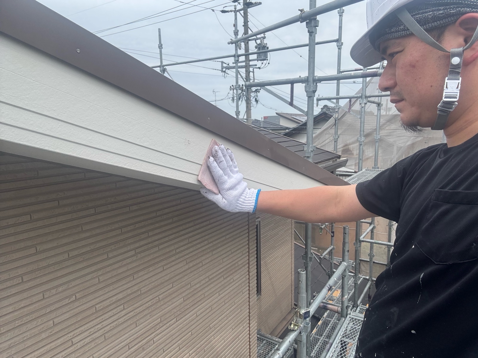 破風鼻隠し塗装 ケレン 施工中