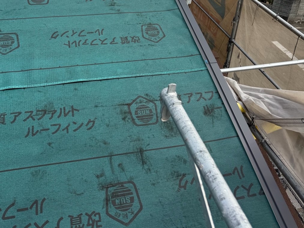 屋根工事 ケラバ板金 カバー工法 役物取付 施工中