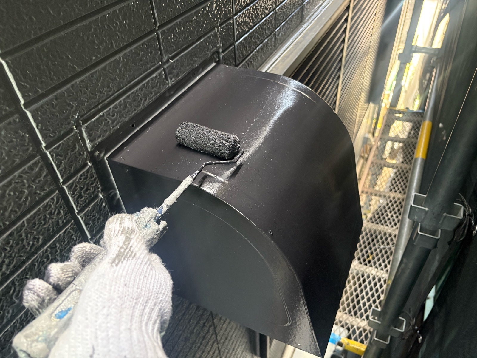 換気フード塗装 2回塗り 上塗り 施工中