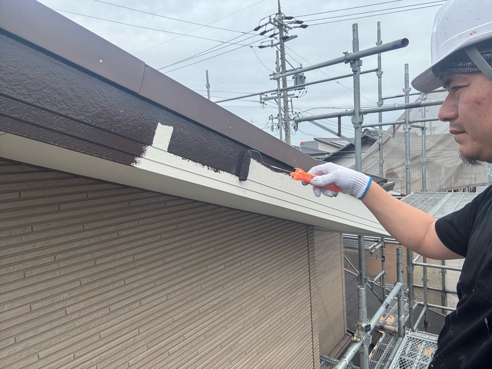 破風鼻隠し塗装 1回塗り 中塗り 施工中