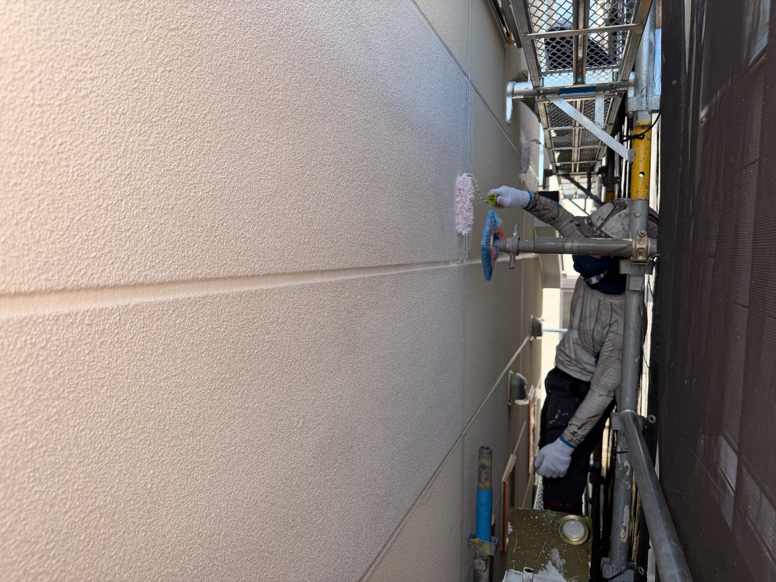 外壁塗装　下塗り　施工中　ALC