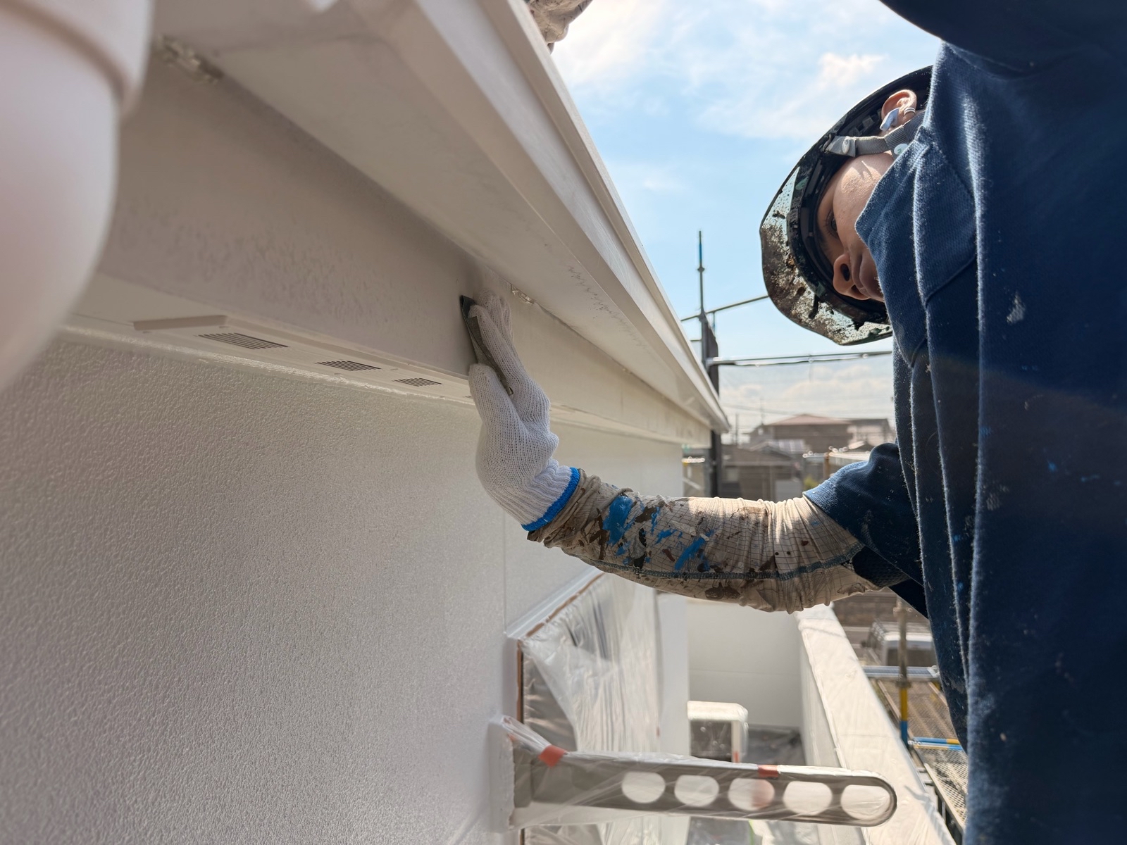 破風鼻隠し塗装　ケレン　施工中