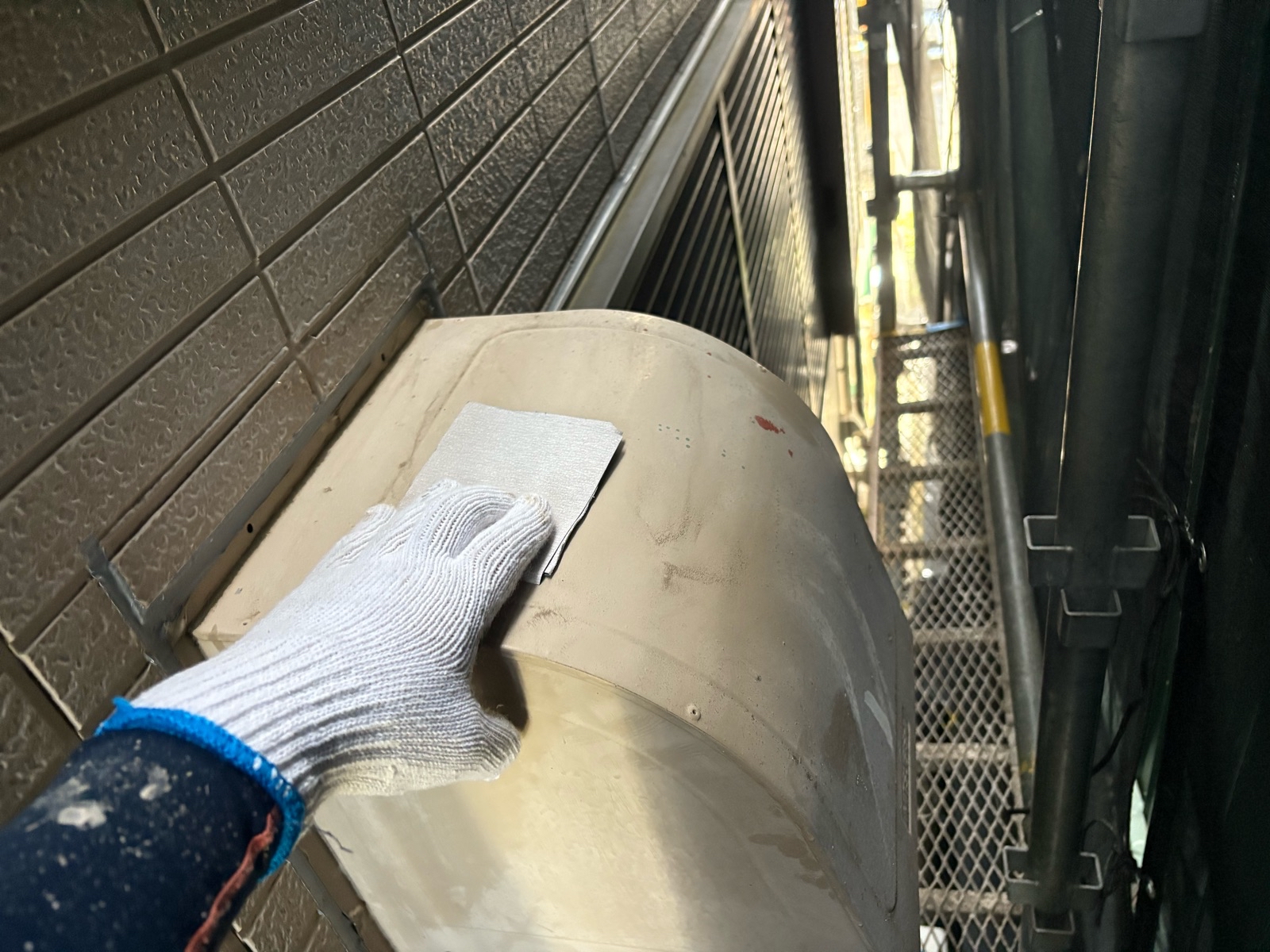 換気フード塗装 ケレン 下地処理 施工中