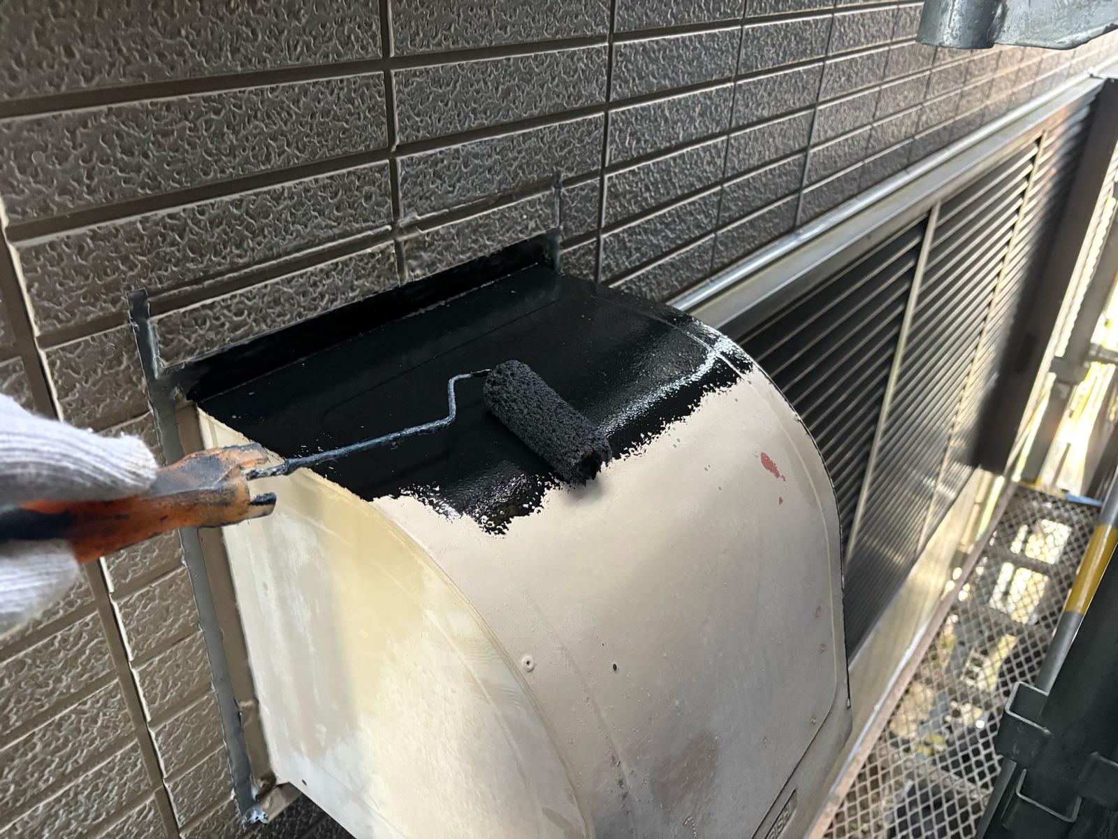 換気フード塗装 錆止め 施工中