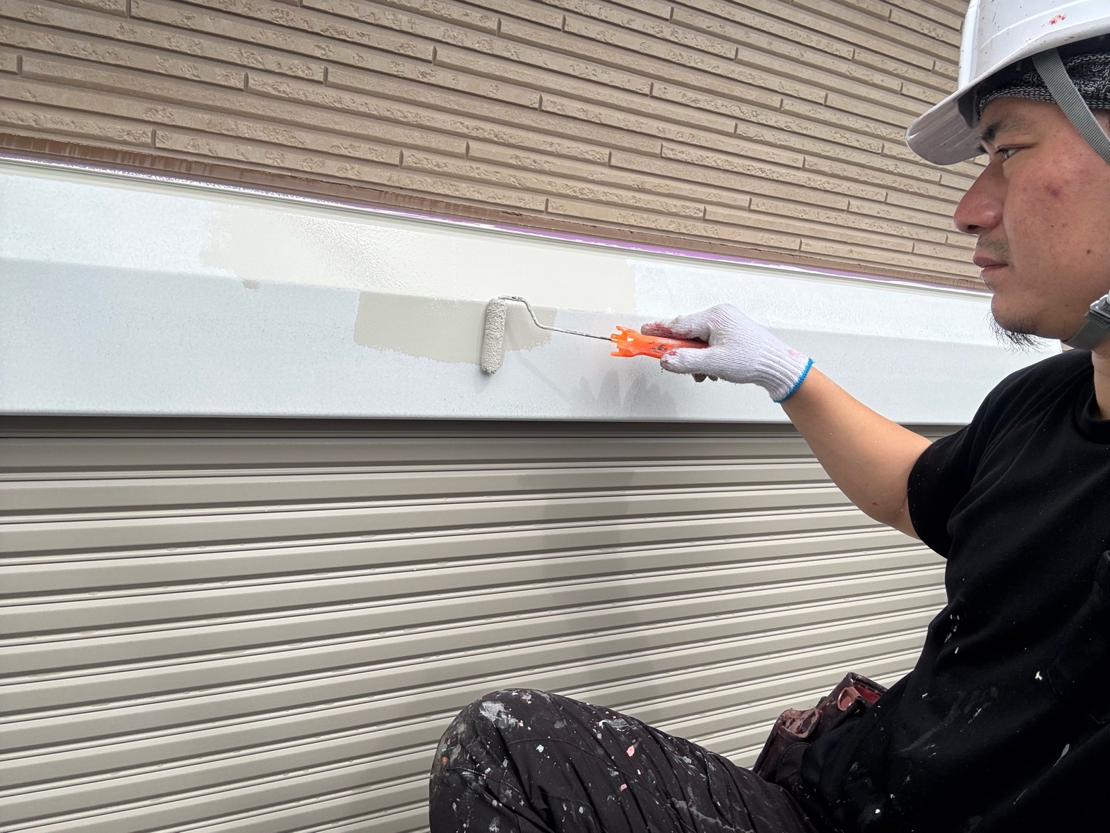 シャッターBOX塗装 1回塗り 中塗り 施工中