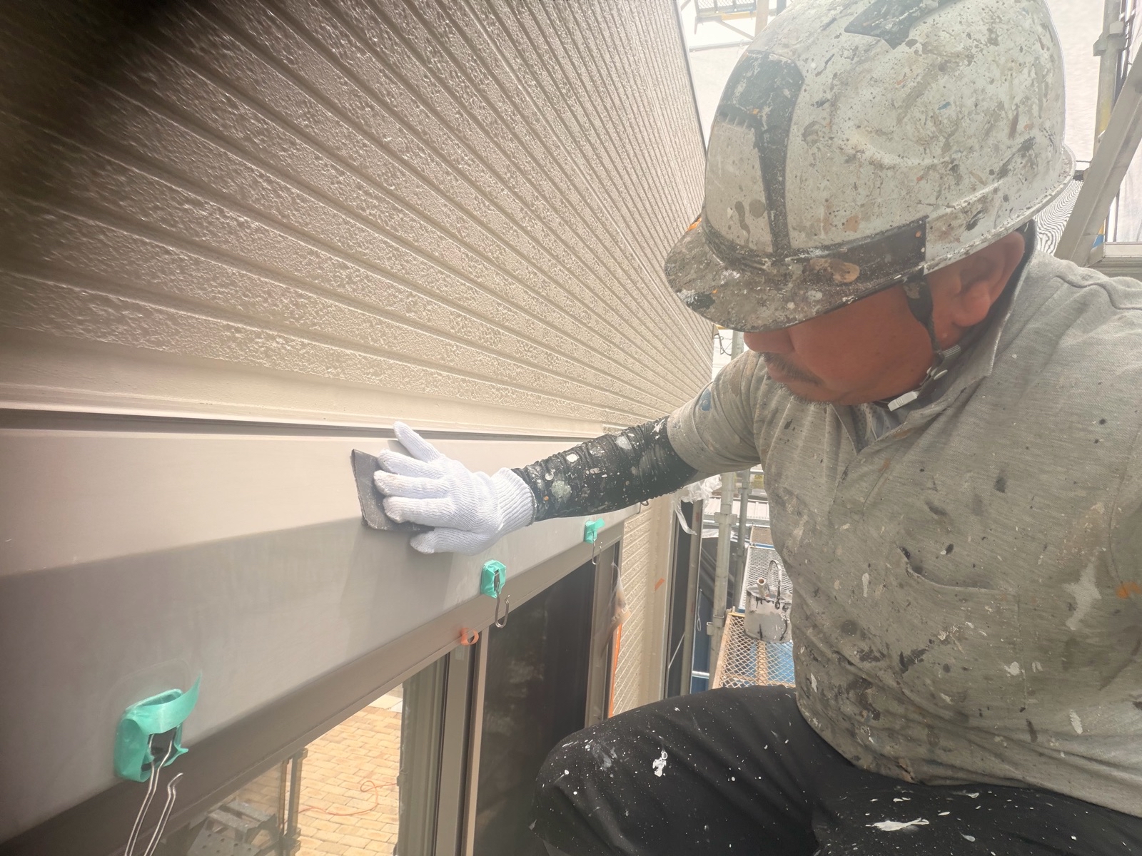 シャッターBOX塗装　ケレン　下地処理　施工中