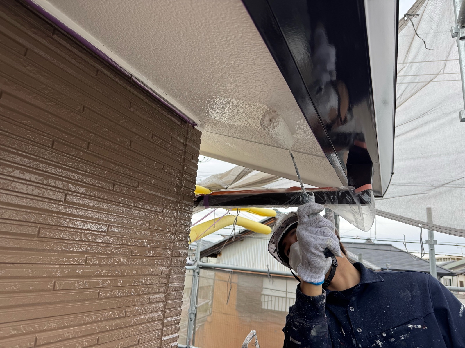 軒天塗装 2回塗り 施工中
