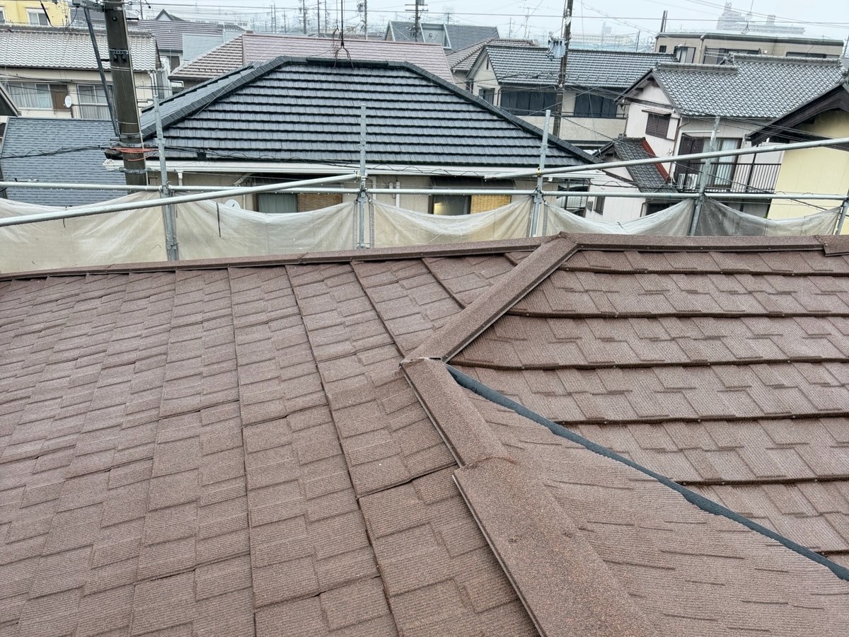 屋根工事 カバー工法 棟板金取付 施工中