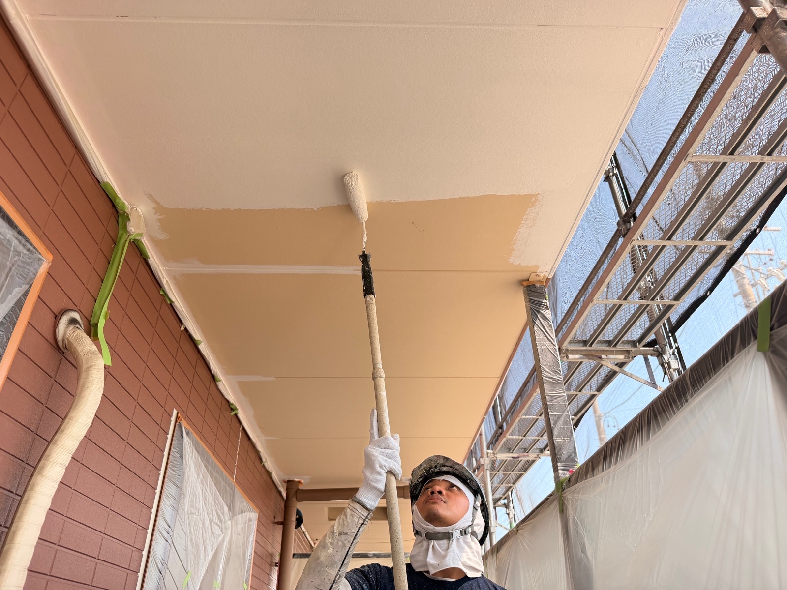 マンション 軒天塗装 天井 1回塗り 中塗り 施工中