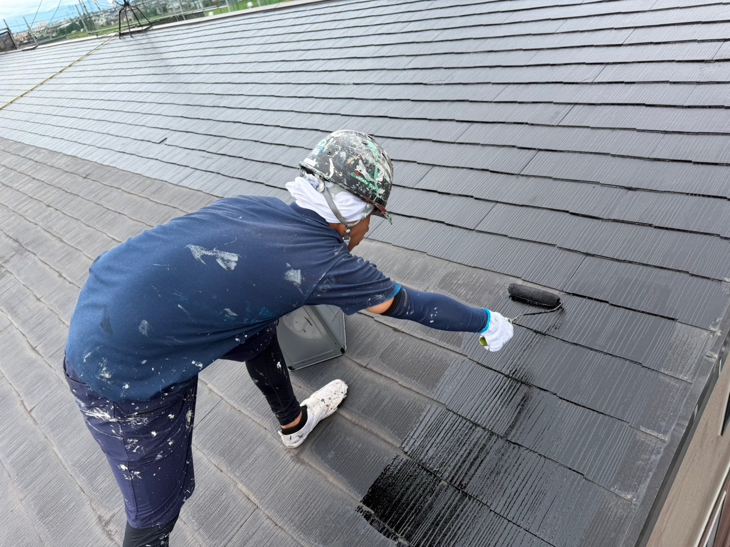 マンション 屋根塗装 中塗り 1回塗り 施工中 スレート