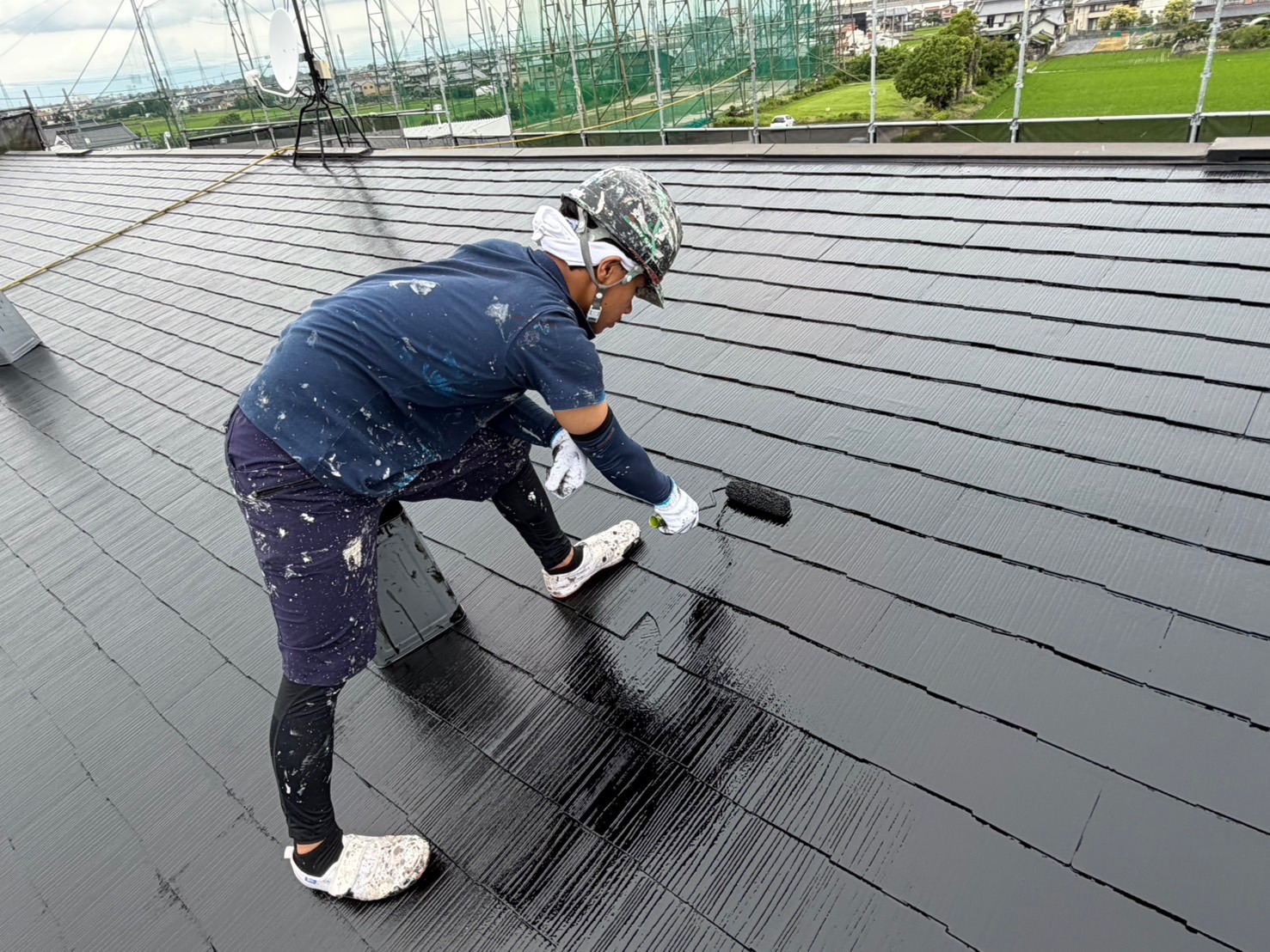 マンション 屋根塗装 スレート 2回塗り 上塗り 施工中