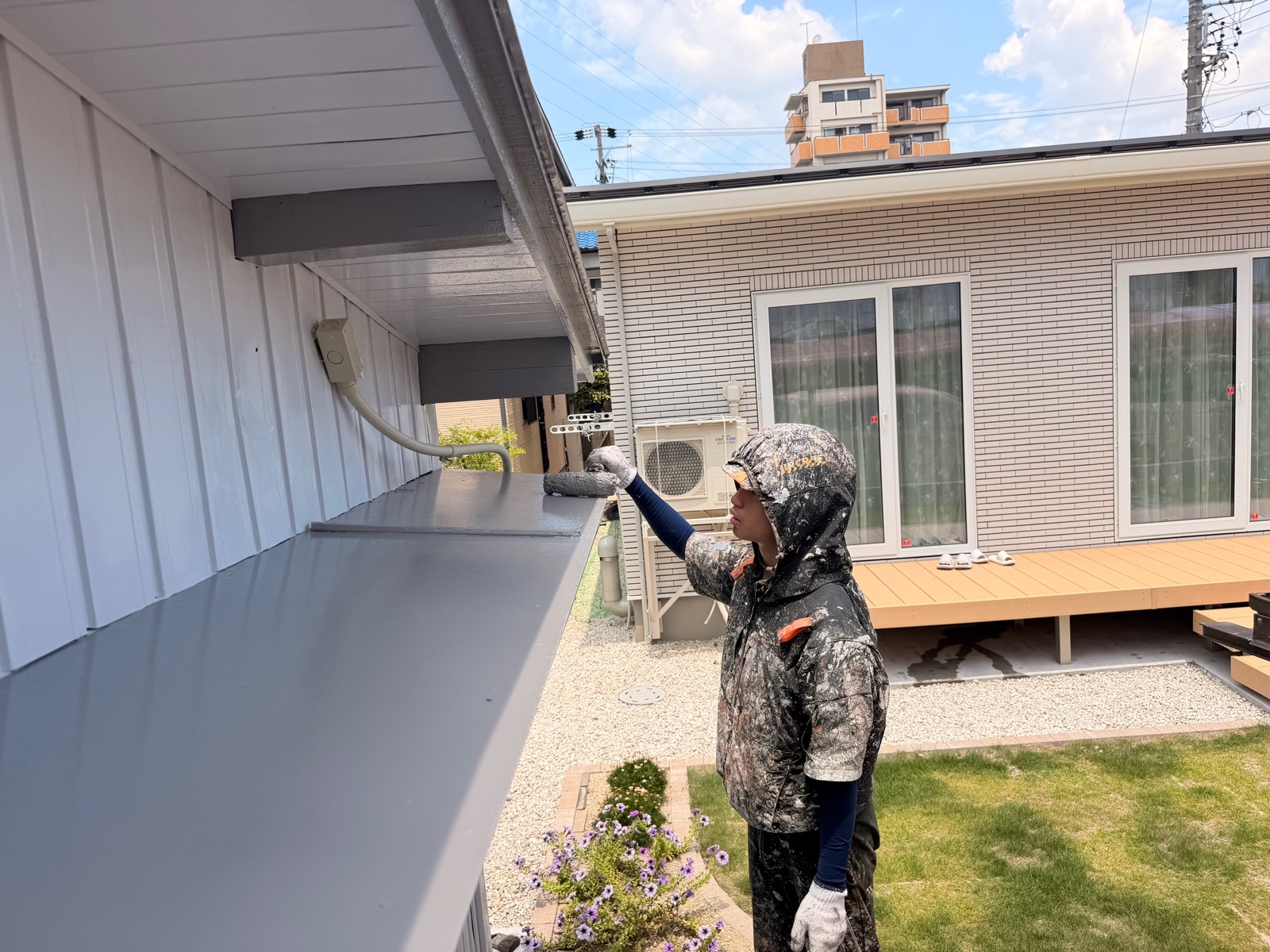 小庇　塗装　2回塗り　上塗り　施工中