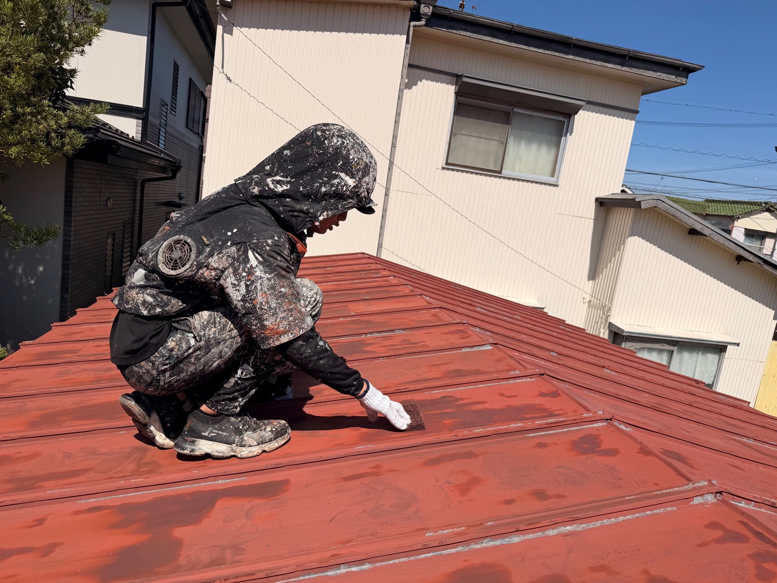 屋根塗装　瓦棒　ケレン　下地処理　施工中