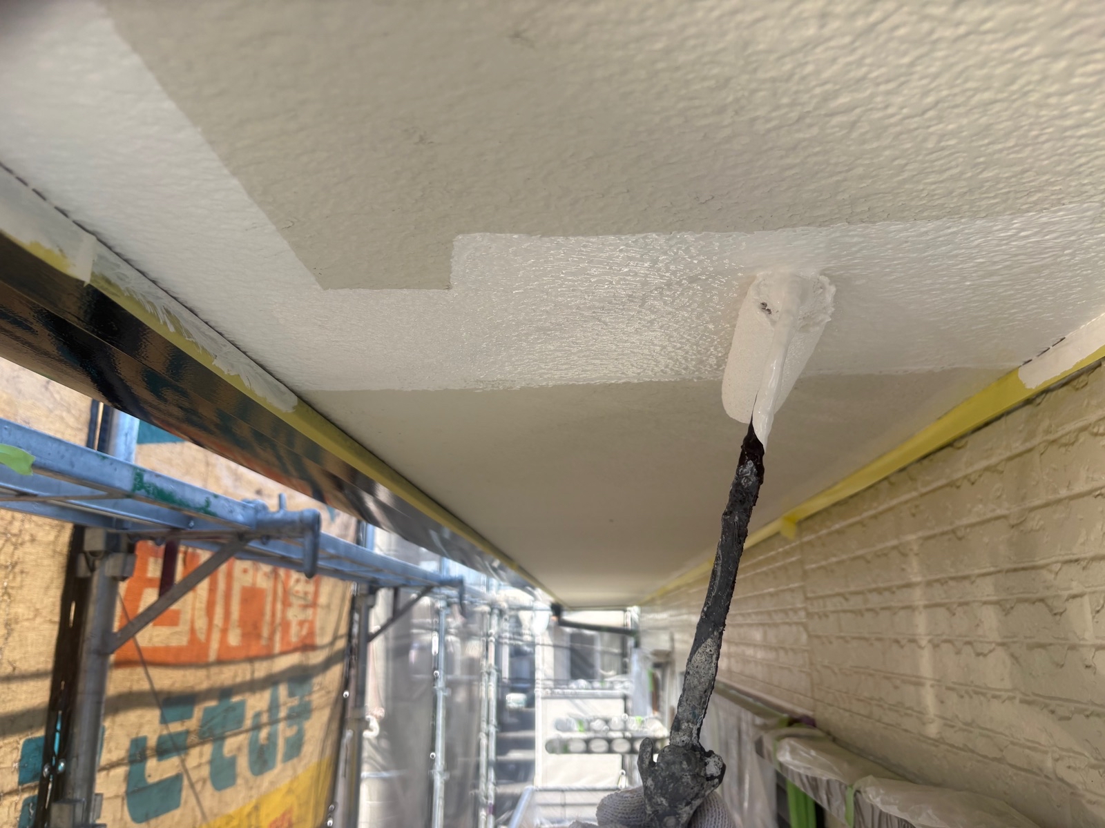 軒天塗装　天井　中塗り　1回塗り　施工中