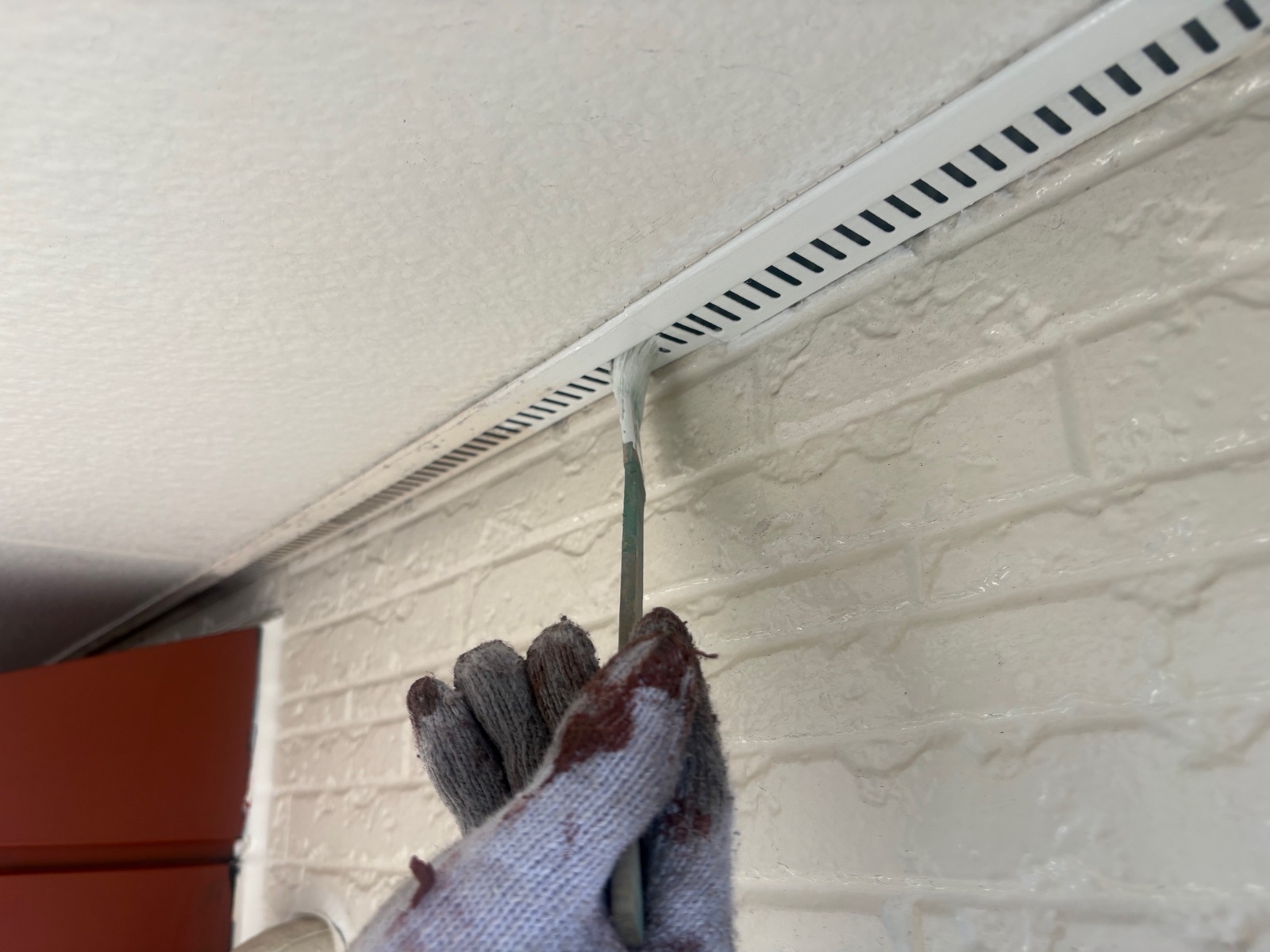 軒換気口塗装　錆止め　施工中